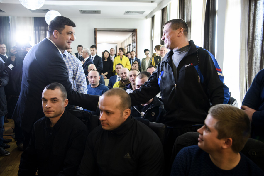 У щільному графіку візиту Прем’єр знайшов час відвідати поранених українських воїнів, яких лікують грузинські медики. Фото з Урядового порталу